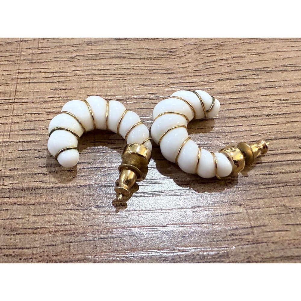 Vintage 80s White Lucite Ribbed Shrimp Hoop Earrings Gold Tone Wire Wrapped